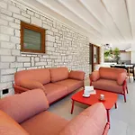Pomigranai With Swimming Pool Villa