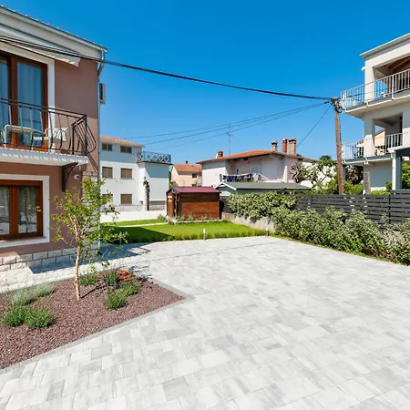 Pomigranai With Swimming Pool Rovigno