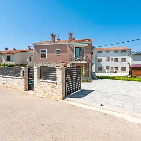 Pomigranai With Swimming Pool * Rovinj