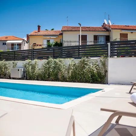 Pomigranai With Swimming Pool Rovigno