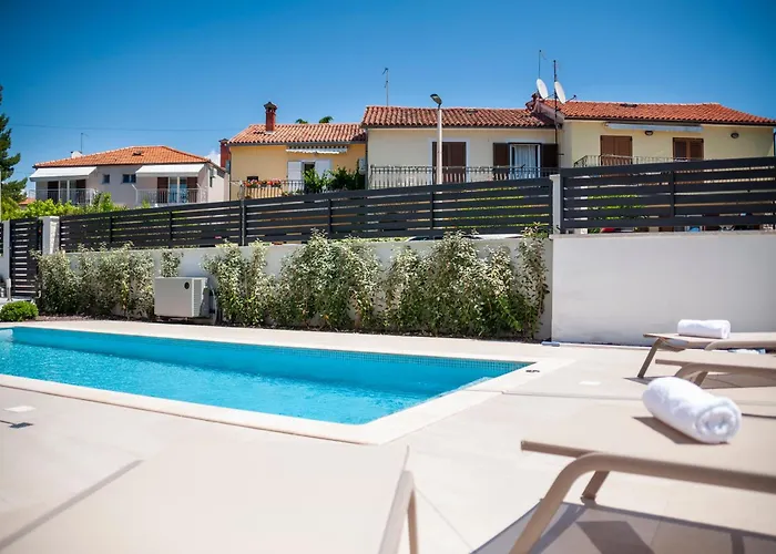 Pomigranai With Swimming Pool Rovigno