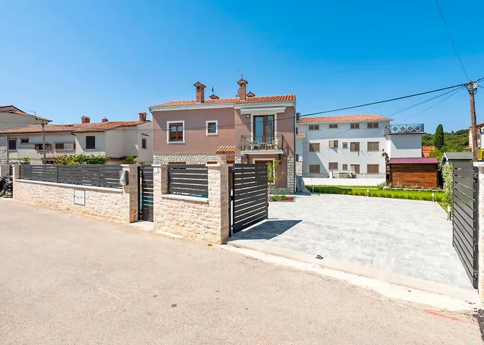 Pomigranai With Swimming Pool * ロヴィニ